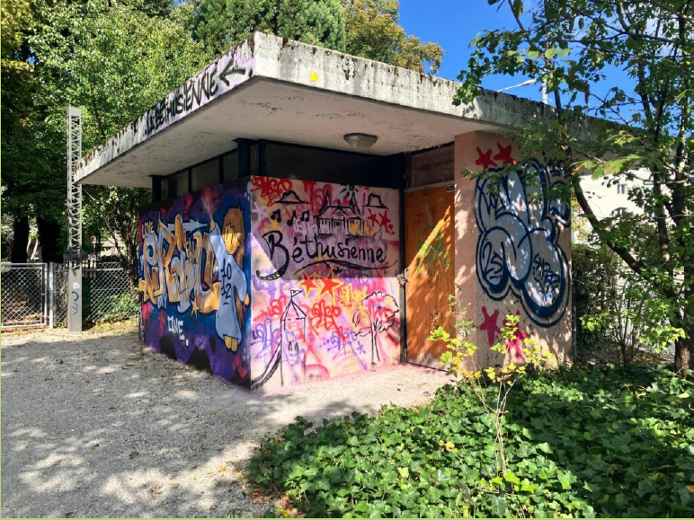 L'édicule recouvert de graffiti, à rénover